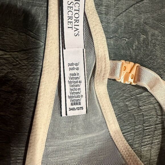 Victoria’s Secret Bra! - Picture 4 of 5